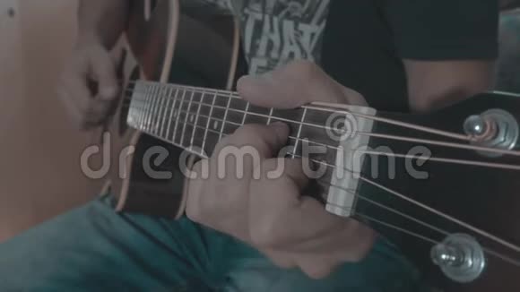 用吉他弹奏和弦视频的预览图