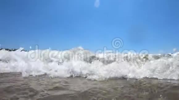 海浪拍打着沙滩视频的预览图