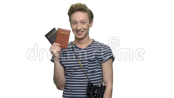 年轻开朗的男孩拿着护照视频的预览图
