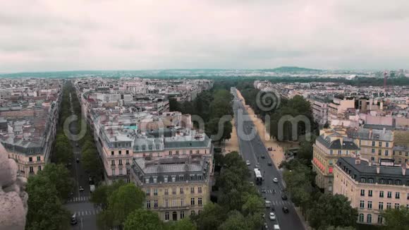 从上面看在巴黎的屋顶上法国慢动作道路上的城市景观车从胜利的拱门射出视频的预览图