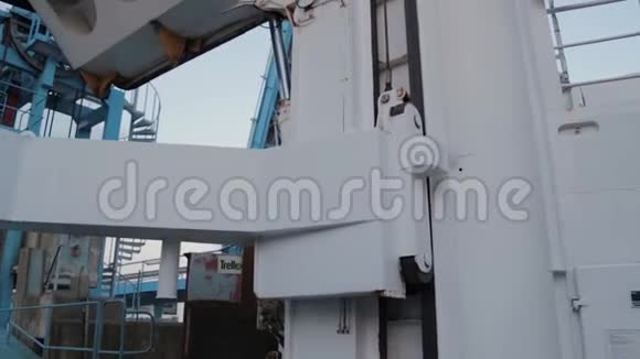 码头停泊渡轮的过程视频的预览图