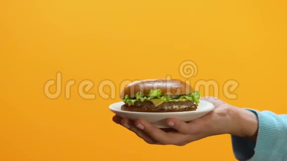 女性拒绝提供高热量汉堡健康饮食习惯视频的预览图