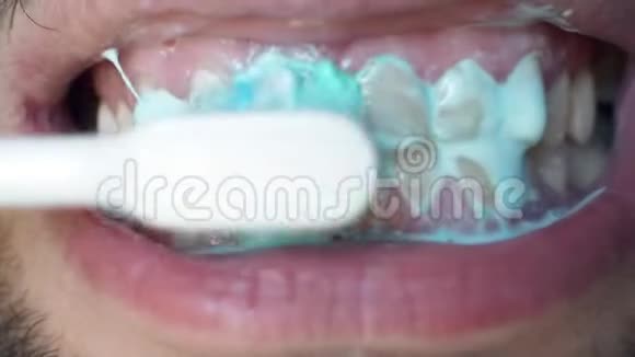 男人张开嘴早上刷牙特写白人用牙刷刷牙牙膏视频的预览图