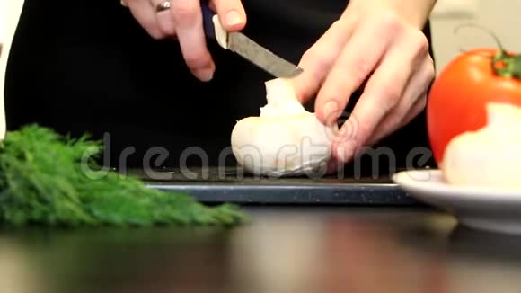 女人手切蘑菇做饭视频的预览图