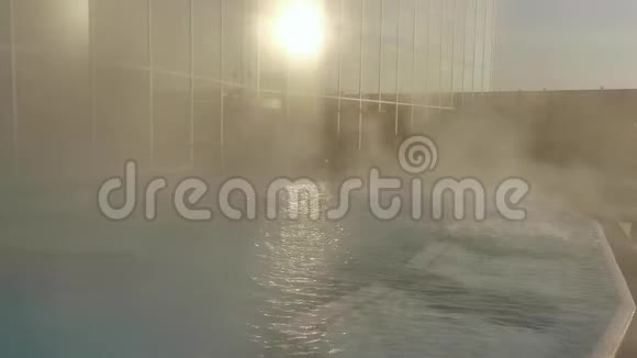 室外热池按摩浴缸上方的蒸汽视频的预览图
