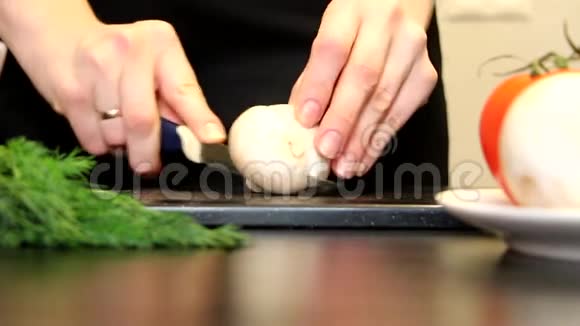 女人手切蘑菇做饭视频的预览图