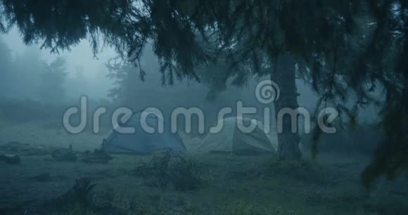 森林里恐怖的景象森林里草地上两顶球形帐篷视频的预览图