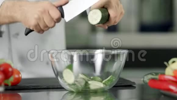 厨师用玻璃碗切新鲜黄瓜慢动作厨房视频的预览图