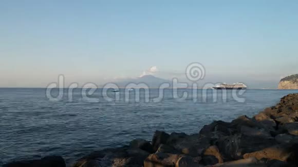 时间流逝晚上从索伦托港看那不勒斯维苏威火山视频的预览图