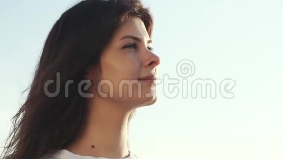 一幅美丽的女人展望天空的肖像视频的预览图