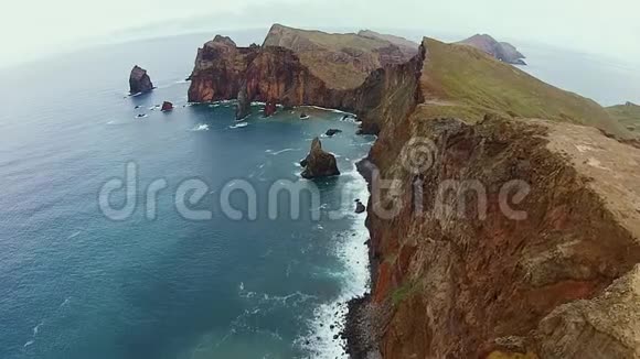 美丽的自然空中拍摄的马德拉岛惊人的悬崖在雨天视频的预览图