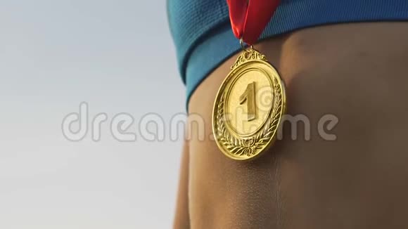 女运动员脖子上挂金牌的超级特写镜头获胜者视频的预览图