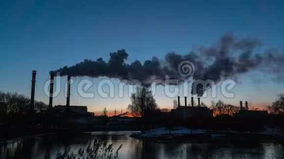 时光流逝工业厂房管道的空气污染视频的预览图
