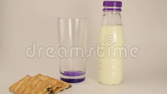 饼干和一杯酸奶视频的预览图