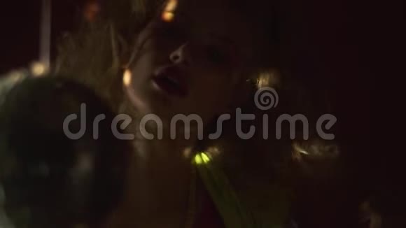 年轻女子带着诱人的外表在迪斯科舞厅后面视频的预览图