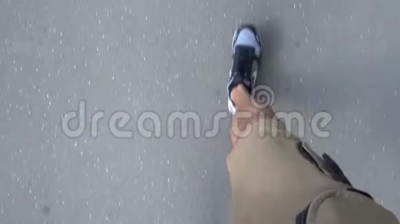 人的脚步一个人走在街上视频的预览图