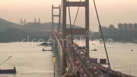 桥交通和大型货船视频的预览图