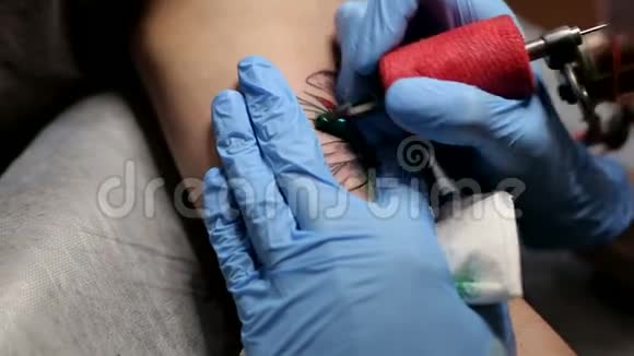 纹身师在人手臂上做彩色纹身视频的预览图