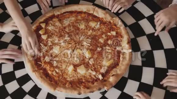 孩子们手指在披萨和切片上同步快速地移动视频的预览图