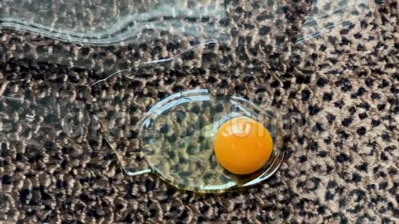 豹纹和叉子上的蛋黄和蛋白质碎蛋视频的预览图