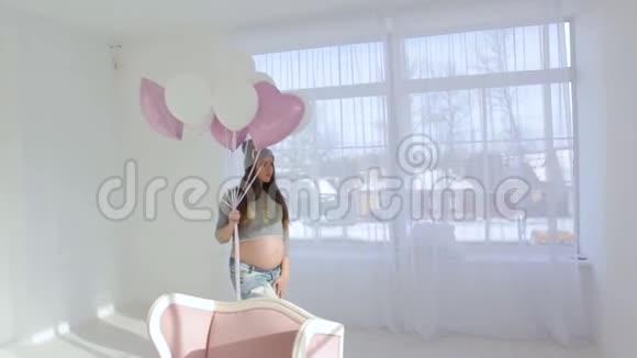 带气球的怀孕女孩视频的预览图