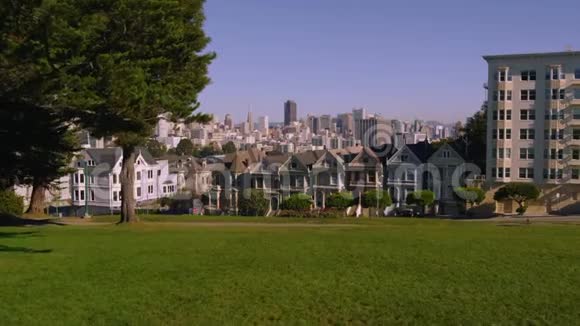 现代建筑中舒适房屋的空中无人机景观旧金山市中心街区视频的预览图