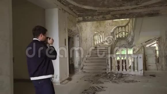 在废弃的宫殿里人们正在用摄像机拍摄旧内饰视频的预览图