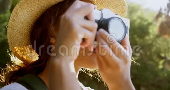 女性徒步旅行者用老式相机4k点击照片视频的预览图