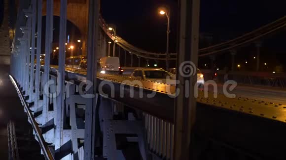 夜晚的桥城车人自行车视频的预览图