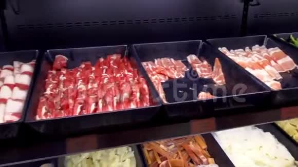 火锅自助餐厅的生肉托盘视频的预览图
