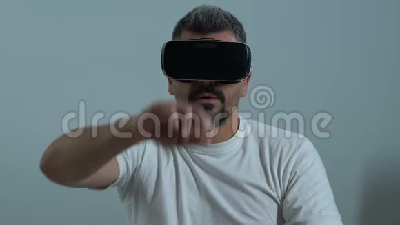 vr耳机滚动屏幕男工虚拟培训计划创新视频的预览图