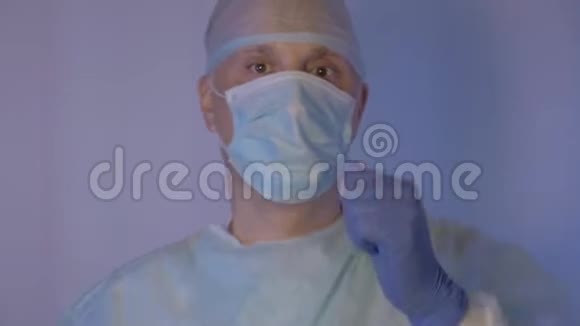 手术结束后外科医生跳舞并摘下一张医用口罩4他很积极很高兴一切都会好起来视频的预览图
