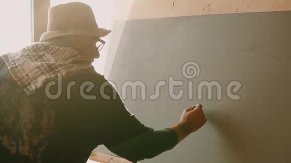 画家在画布上用铅笔画素描开始画画视频的预览图