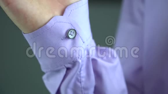 一个男人解开衬衫袖子上的扣子视频的预览图