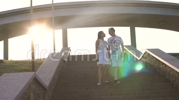 日落时分在公园散步的一对夫妇的剪影视频的预览图