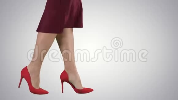性感的女人穿着红色高跟鞋走路的商务小姐阿尔法频道视频的预览图