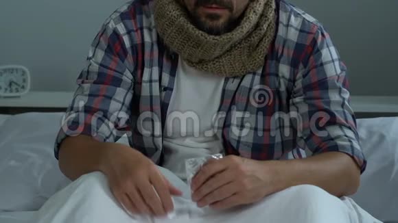 戴围巾的人感到喉咙痛用水吃药冷处理视频的预览图