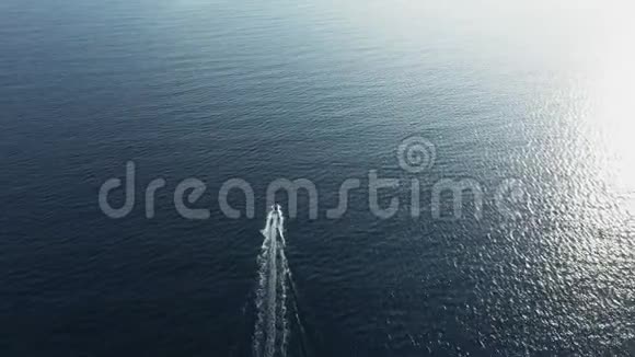 深蓝的海水荡漾水面用船反射阳光视频的预览图