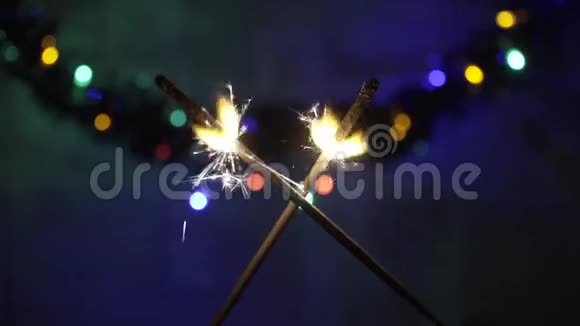 两盏交叉的孟加拉灯在黑暗中燃烧视频的预览图