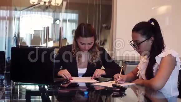 两个商务女性坐在一张桌子旁讨论商务项目中的困难视频的预览图