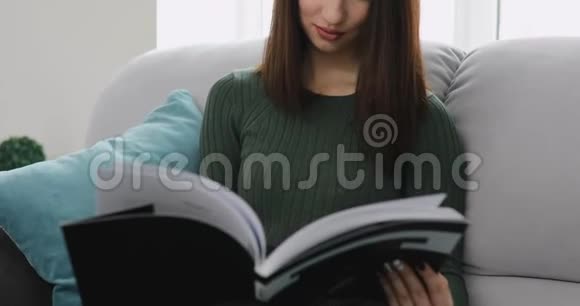 女人在家沙发看书视频的预览图