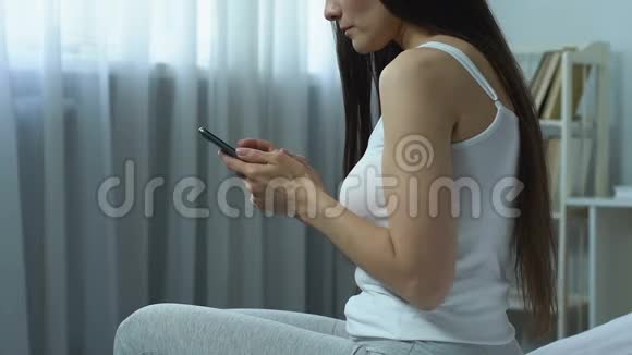 使用智能手机的妇女手腕疼痛腕管症状关节炎视频的预览图