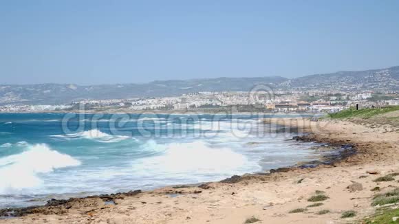 强烈的海浪撞击岩石海滩海浪拍打着岩石海滩慢动作视频的预览图