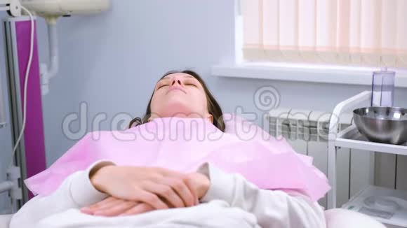 诊所里的女人躺在沙发上接受治疗视频的预览图