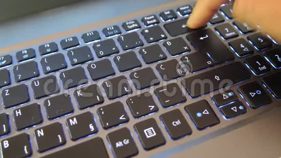 笔记本电脑上的空格键盘键视频的预览图