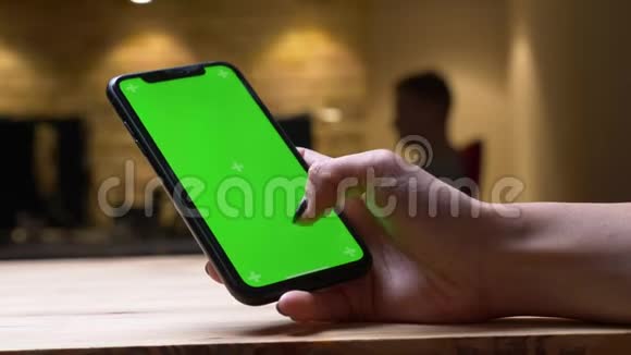 办公室室内绿色彩色屏幕的女性手短信特写后景拍摄视频的预览图
