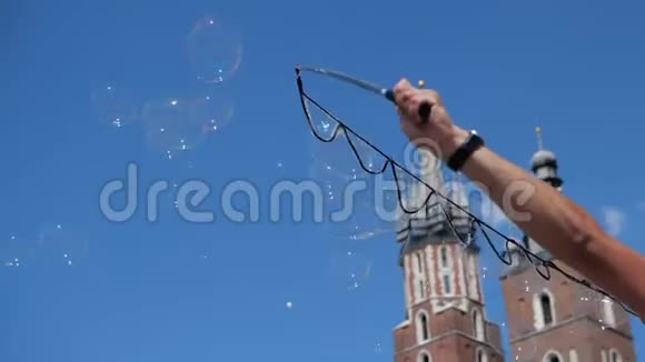 夏天在克拉科夫广场用两根木棍和一张网做成了樱桃肥皂泡视频的预览图