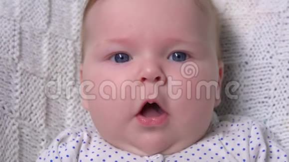 可爱的蓝眼睛婴儿微笑和聊天视频的预览图