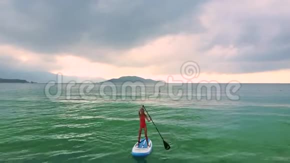 摄像机从船上的女孩转移到沙滩上视频的预览图