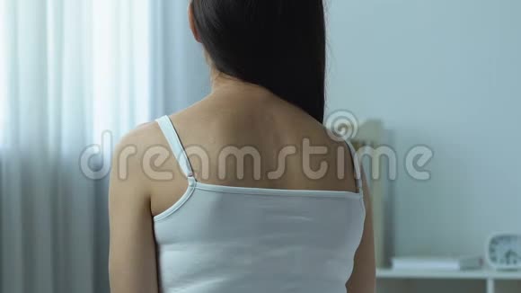 女性按摩颈部缺乏体力活动久坐的生活方式脊柱视频的预览图